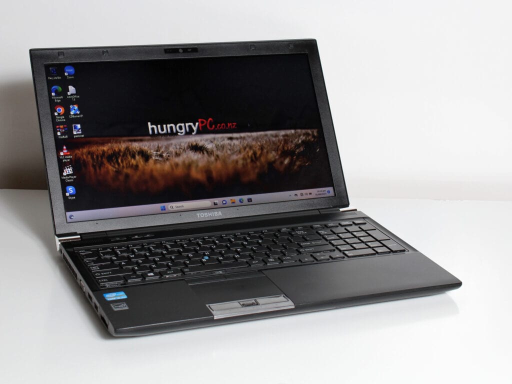 Toshiba-Tecra-R950-Front-